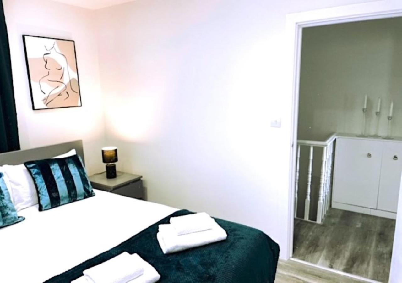 2 Bedroom Serviced Apartment # London Exterior foto