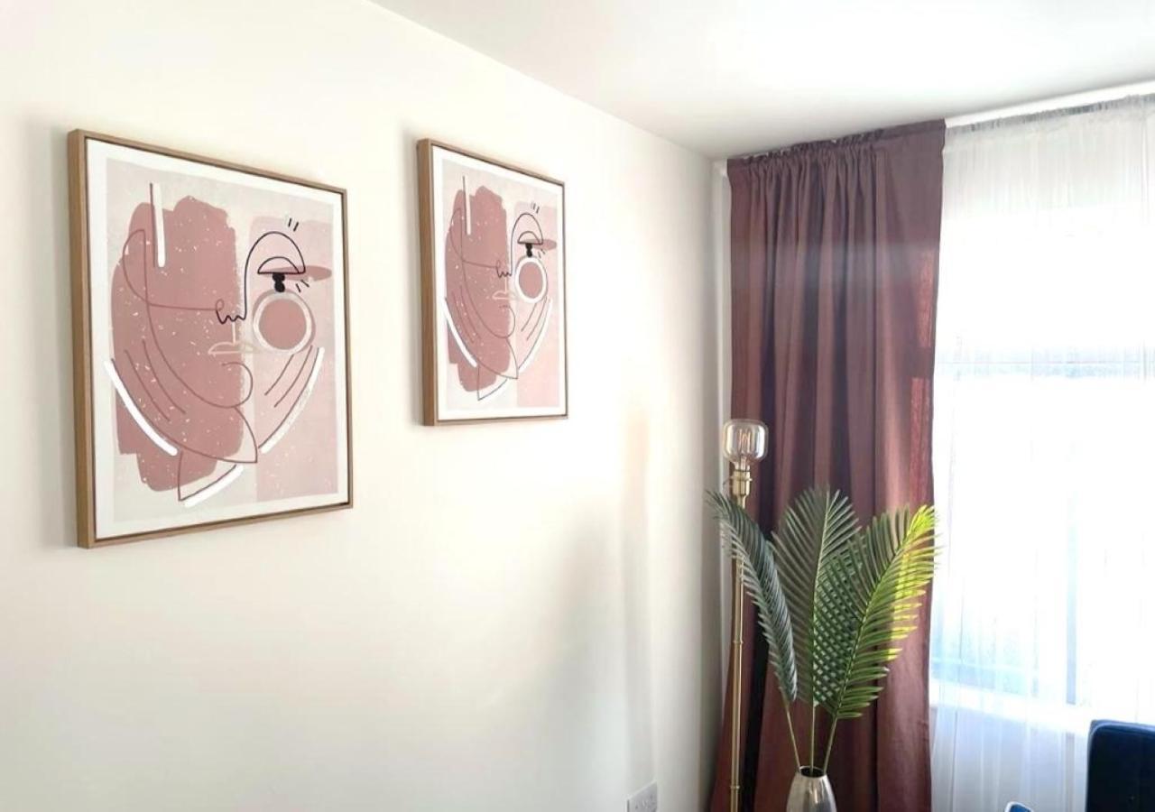 2 Bedroom Serviced Apartment # London Exterior foto